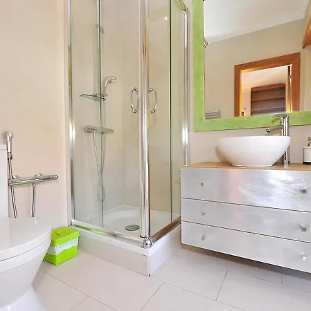 Cosy Bedrooms בית הארחה *