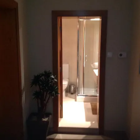 Cosy Bedrooms בית הארחה *