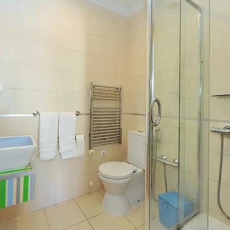 Cosy Bedrooms בית הארחה *